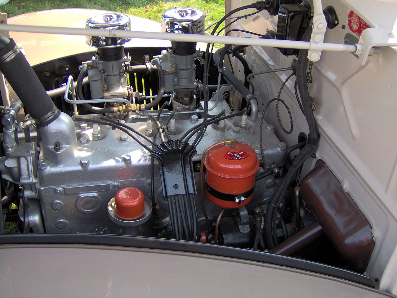1280px-1937_Dodge_Brothers_coupe_engine.JPG