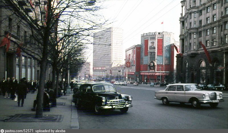 1969г. ул.Горького ГАЗ-12 и Мерседес S класса.jpg