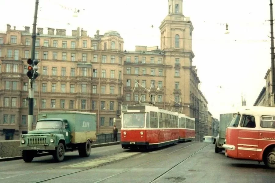 ленинград 1974 измайловский мост ГАЗ-51 фургон.png