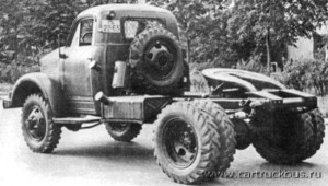 ГАЗ-63П с дополнительным бензобаком, колесными дисками «УралЗИС» и «вездеходными» шинами с протектором «елкой». Заводское фото, 1958 год.