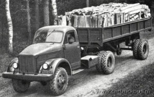 ГАЗ-63Д с самосвальным полуприцепом на испытаниях по перевозке древесины. Горьковская область, конец 1950-х, заводское фото.