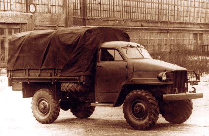 Опытный образец ГАЗ-63 с кабиной и оперением от «студебекера» 1943 г., сфотографированный в 1945 г. Фото с разрешения Е. И. Прочко