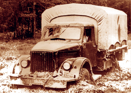 ГАЗ-63А из первой опытной партии - еще с деревянной кабиной, преодолевает жидкую грязь во время испытаний. Фото с разрешения Е. С. Бабурина