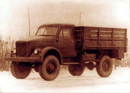 ГАЗ-63 из первых выпусков продержался в производстве до 1953 г., когда кабина была заменена цельнометалической. Фото из архива А. С. Исаева