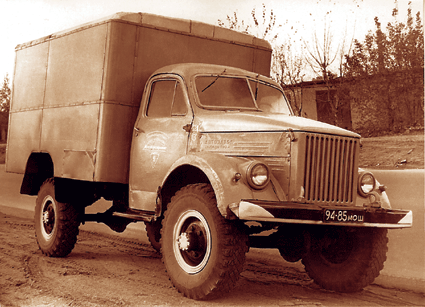 Автомобиль-фургон У-122, строившийся комбинатом «Главмосавтотранса», доставлял продукты в сельские магазины. Такие фургоны выпускались с 1958 по 1966 г.