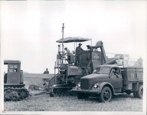 1958_john_strohm_photograph_of_russain_farmers_modern_combine_wire_photo.jpg