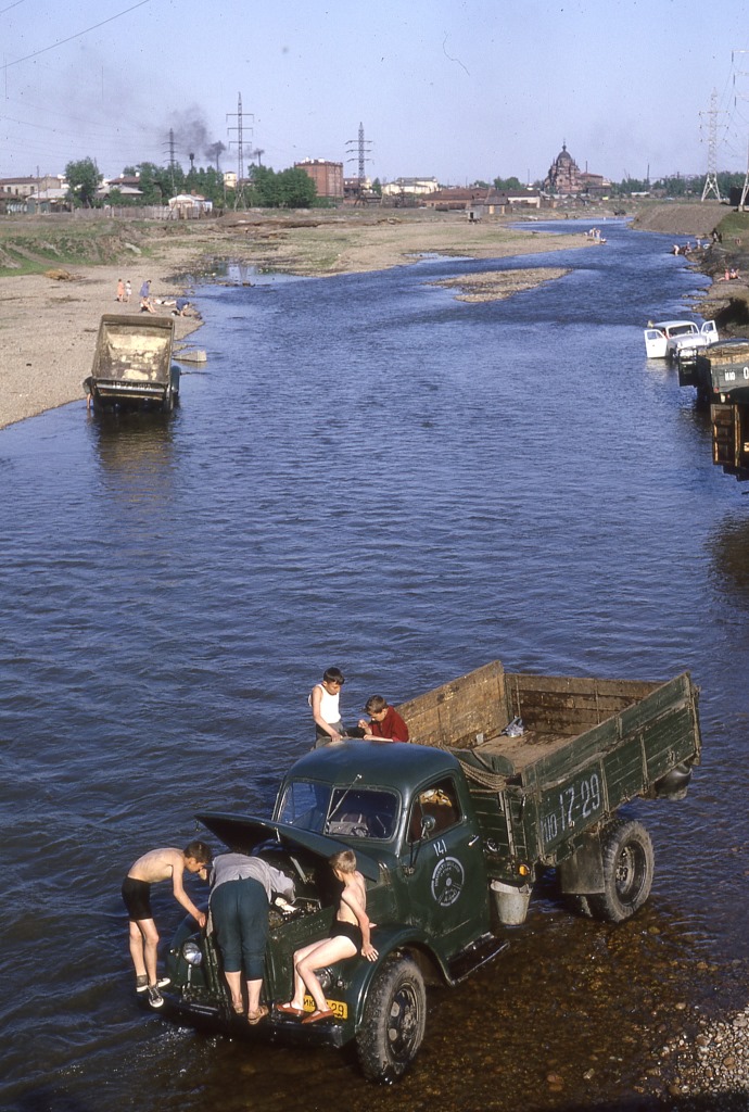 мойка ГАЗ-51 Иркутск река Ушаковка 1965г фотограф Кен Причард.jpg