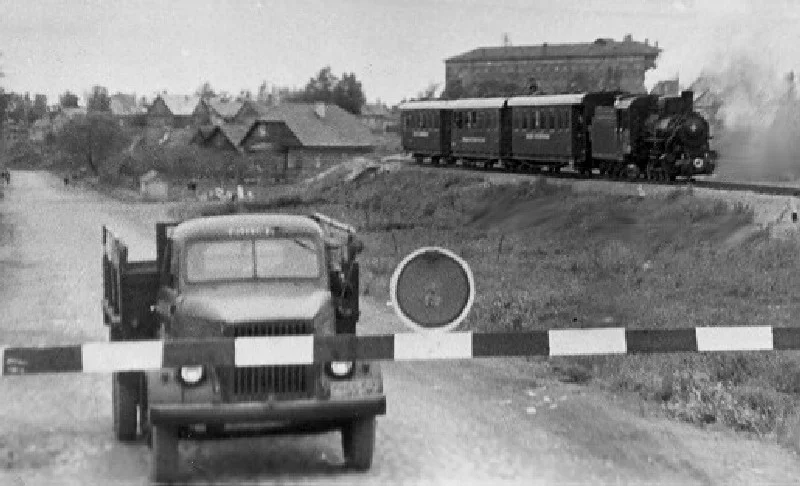ГАЗ-51 и ленинградская железная дорога в районе аллеи котельникова 1950г.png